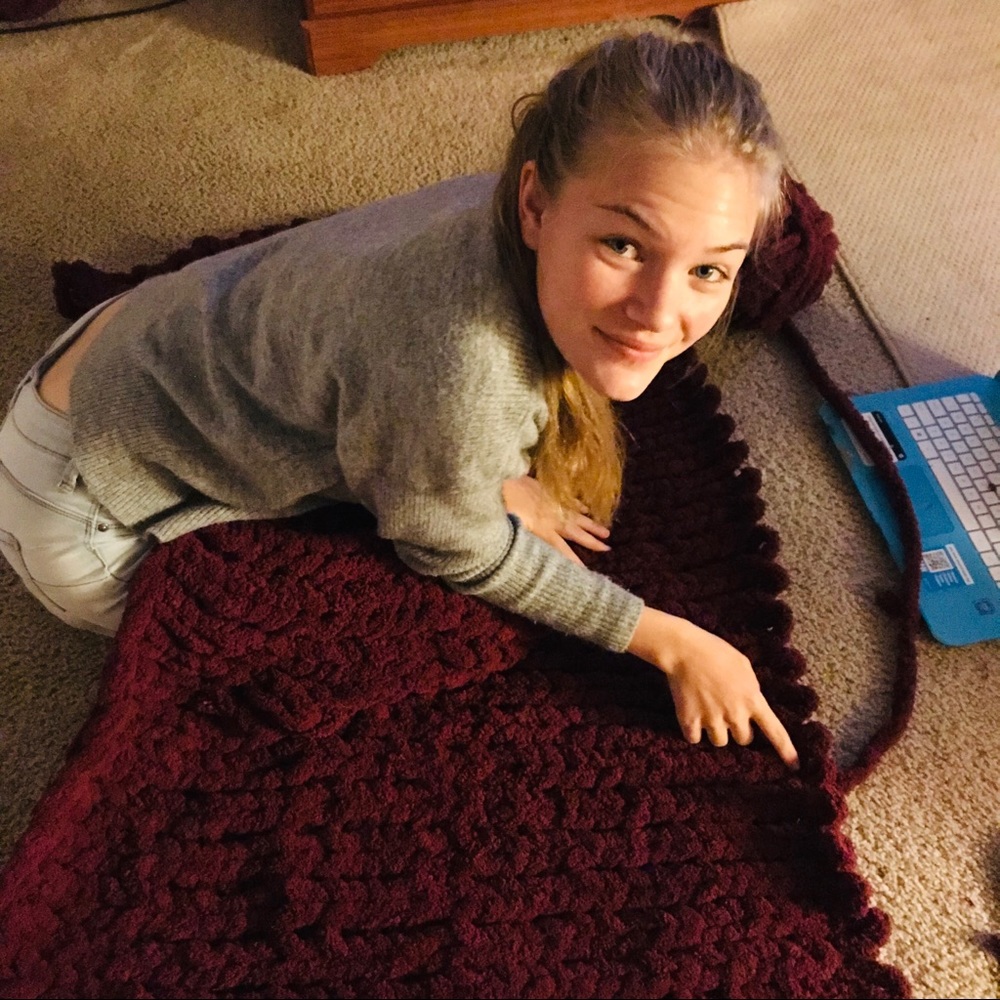 Chenille Handmade Maroon Chunky Knit Blanket Throw - Picture 5 of 6